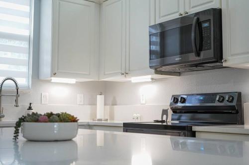 Modern Townhouse with Pool Close to Disney & Silver Spurs Arena in Kissimmee, USA
