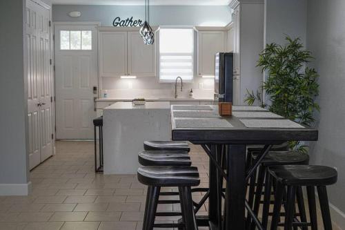 Modern Townhouse with Pool Close to Disney & Silver Spurs Arena in Kissimmee, USA