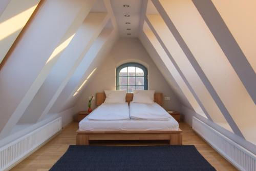 2 bedrooms, 3 beds