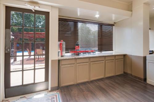 SureStay Plus by Best Western Lawton - image 9