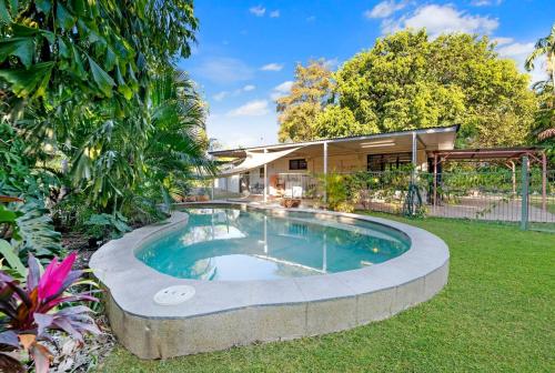 Tropical Tranquillity - Spacious Poolside Cottage