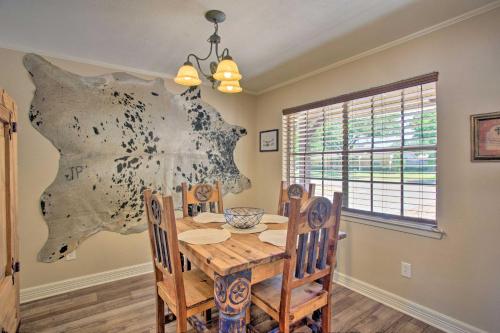 Home in Historic Waxahachie w/ Yard & Patio!, Ваксахачи (фото 6)