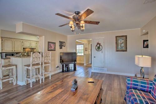 Home in Historic Waxahachie w/ Yard & Patio!, Ваксахачи (фото 3)