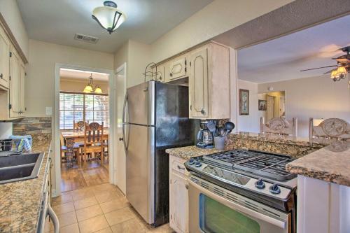 Home in Historic Waxahachie w/ Yard & Patio!, Ваксахачи (фото 9)