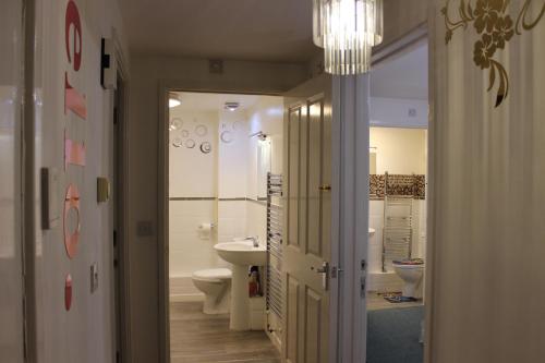 London 2 double bedrooms 2 Bathrooms Holiday Home - Parking SKYSPORTS, NETFLIX - 2 - 3 minutes walk to the Train station - 19min to London Liverpool Street fast Internet GROUND FLOOR 100s of shops restaurants bakeries 24-hour ASDA superstore, Major hospi, Londýn (fotografie 8)