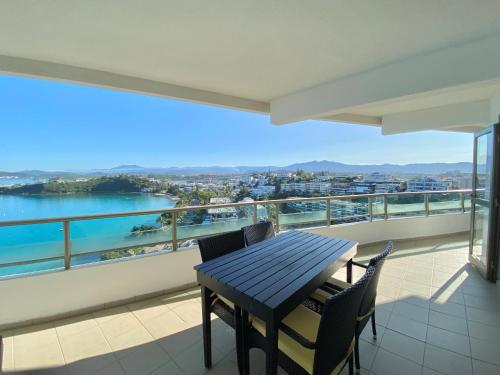 ระเบียง/ชานเรือน, Casa Del Sole Apartments in นูเมอา