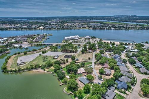 Lakefront Cabin and Guest House Near Granbury Square