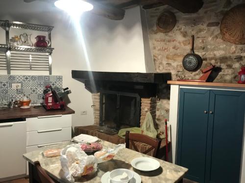 Kitchen, Casa Margherita sul lago in Caldarola