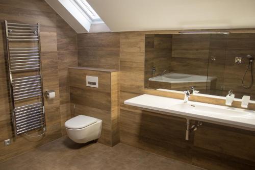 ฝักบัว, Restaurace a Penzion U Klasku in โปเวล