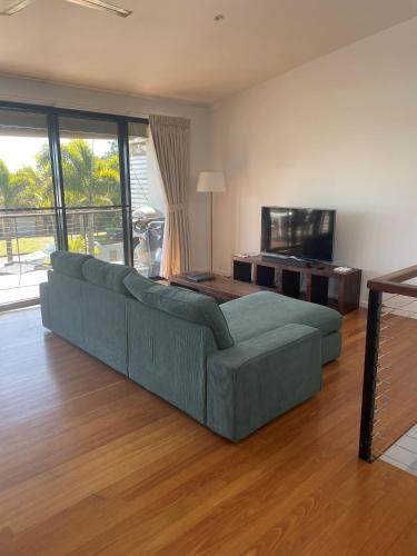Unit 5 Rainbow Surf - Modern, double storey townhouse with large shared pool, close to beach and shop