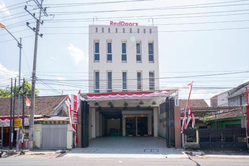 Vista exterior, RedDoorz Plus @ Jalan Pemuda Timur Bojonegoro in Bojonegoro