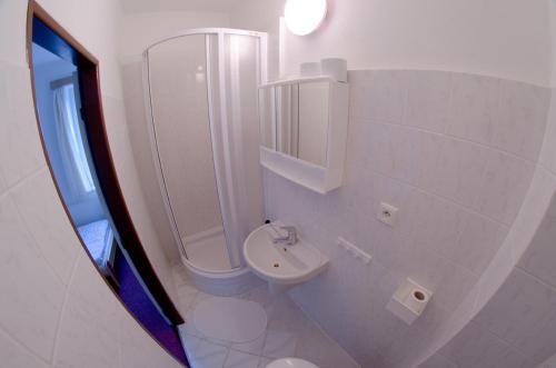 2 bedrooms, 6 beds