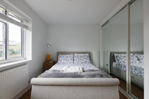 Bright & welcoming garden flat sleeps 6 in style