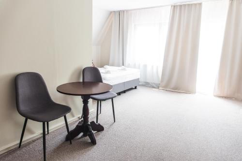 4 twin beds