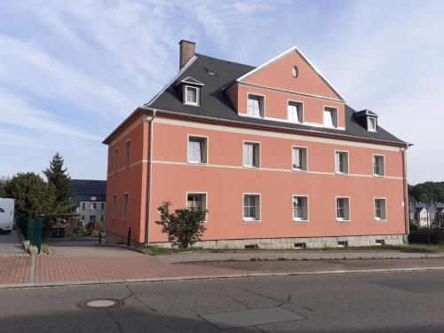 B&B Oelsnitz - Ferienwohnung - August-Bebel-Str. 19 - Bed and Breakfast Oelsnitz