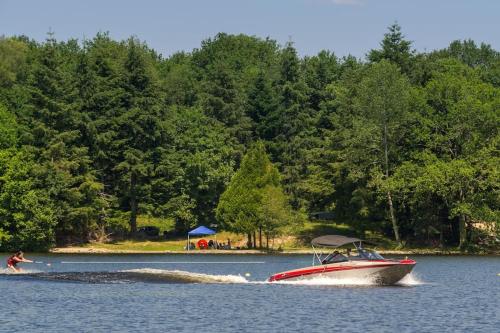 Appartement indépendant, terrasse couverte, rouge (Appartement independant, terrasse couverte, rouge) in Nieul