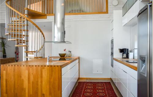 virtuve, 4 Bedroom Stunning Home In Ramdala in Brandamala