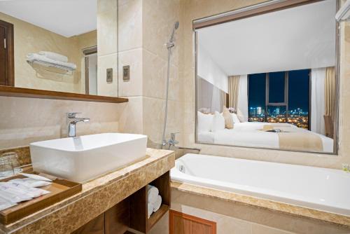 Alan Sea Hotel Danang Room Type - Deluxe Triple Room