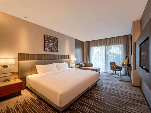Pullman Forum Hotel Dongguan Parking Lot