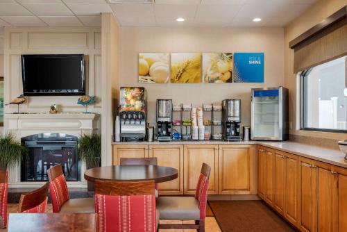 Comfort Inn Boardwalk - image 9