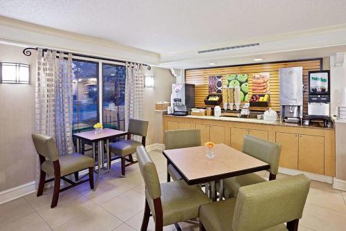 Norwood Inn & Suites Merrillville