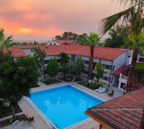 Single room, pool view