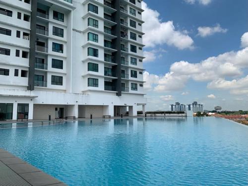 The Raffles Suites, Wooden Beige Suite by HomestayJB