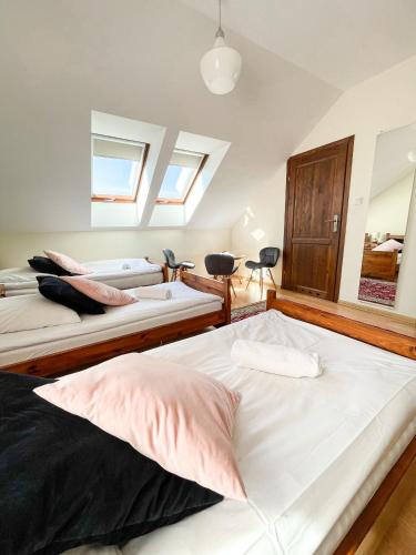 3 twin beds