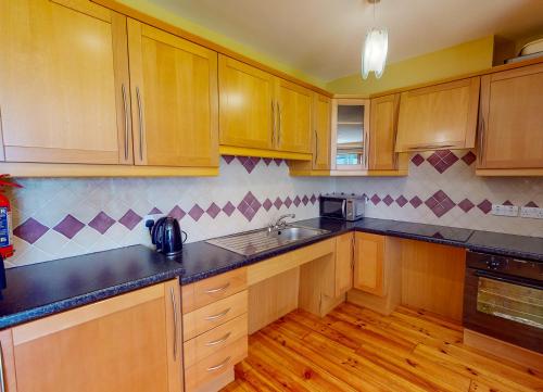 Dingle Courtyard Cottages 4 Bed - image 14