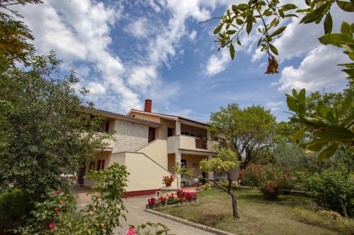  Apartments with a parking space Valbandon, Fazana - 2278, Pension in Marana