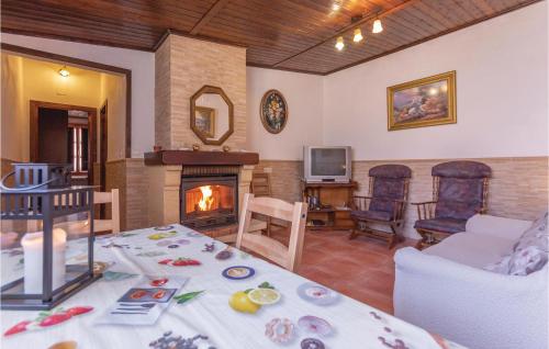  Beautiful Home In Cacín Granada With Kitchen in Cacin