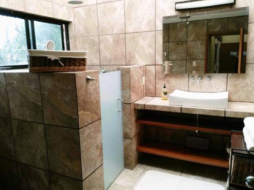 Nice home with gardens and trees, 3 full bedrooms, living and kitchen in León, Mexico