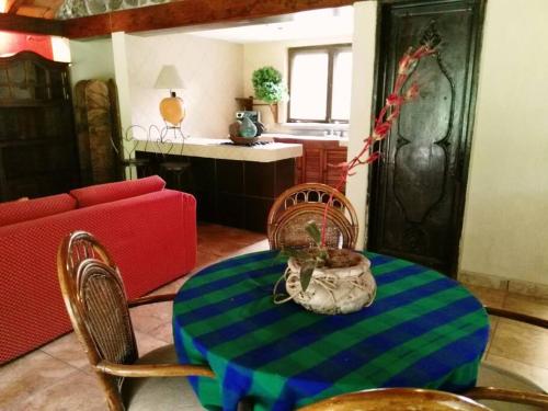 Nice home with gardens and trees, 3 full bedrooms, living and kitchen in León, Mexico