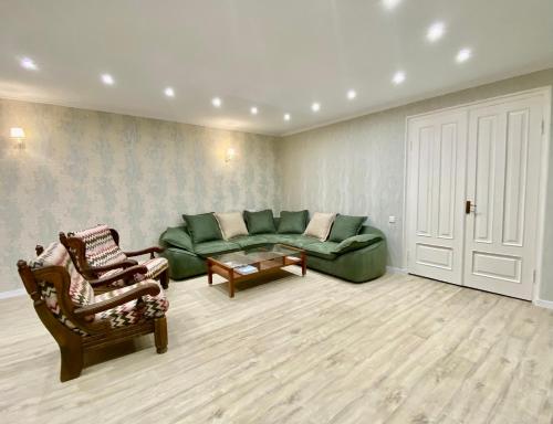 Spacious Dinamo Apartment - Tap to explore photos