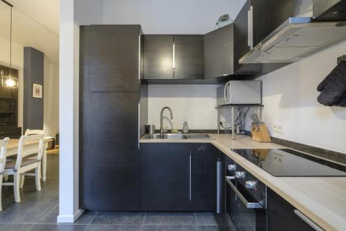 Magnificent 2 bedroom duplex + terrace Ixelles - Tap to explore photos
