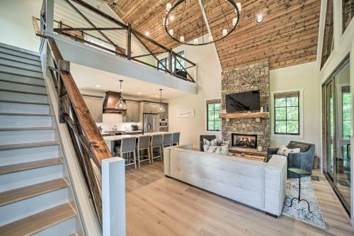 7 Mi to Ski Sapphire Valley Resort-Style Retreat in แซฟไฟร์ (NC)