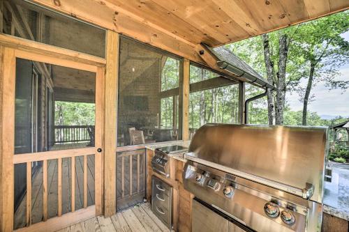 7 Mi to Ski Sapphire Valley Resort-Style Retreat in แซฟไฟร์ (NC)