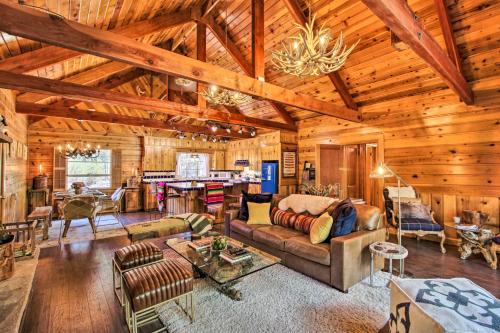 1 Mi to Rainbow Lake: Lakeside Cabin w/ Deck! – khách sạn tại Lakeside