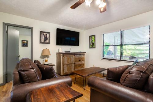 Hopp On Inn Secluded 3BR Home Hopp On Inn Secluded 3BR Home