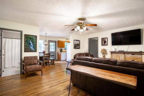 Hopp On Inn Secluded 3BR Home Hopp On Inn Secluded 3BR Home