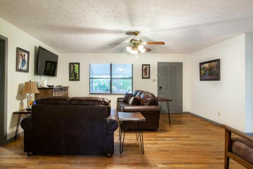 Hopp On Inn Secluded 3BR Home Hopp On Inn Secluded 3BR Home