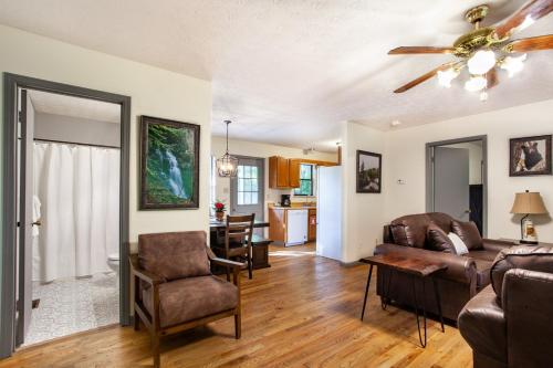 Hopp On Inn Secluded 3BR Home Hopp On Inn Secluded 3BR Home