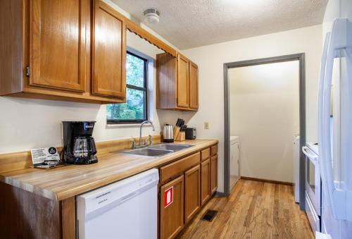 Hopp On Inn Secluded 3BR Home Hopp On Inn Secluded 3BR Home