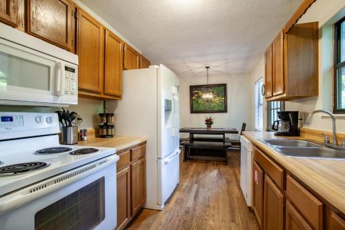 Hopp On Inn Secluded 3BR Home Hopp On Inn Secluded 3BR Home