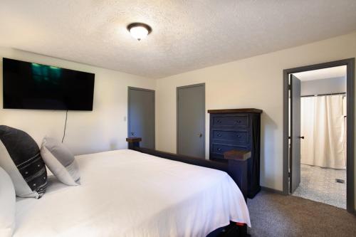 Hopp On Inn Secluded 3BR Home Hopp On Inn Secluded 3BR Home