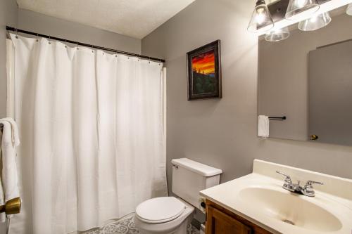 Hopp On Inn Secluded 3BR Home Hopp On Inn Secluded 3BR Home