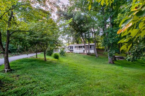 Hopp On Inn Secluded 3BR Home Hopp On Inn Secluded 3BR Home