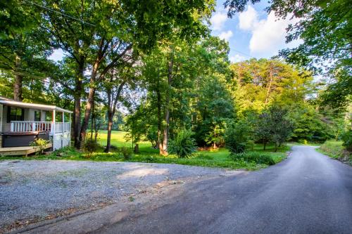 Hopp On Inn Secluded 3BR Home Hopp On Inn Secluded 3BR Home