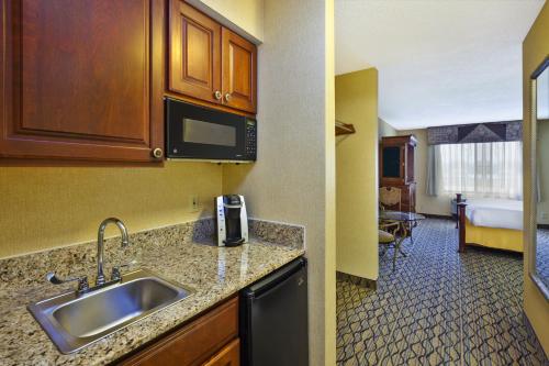 Holiday Inn Express Hotel & Suites - Belleville Area, an IHG Hotel