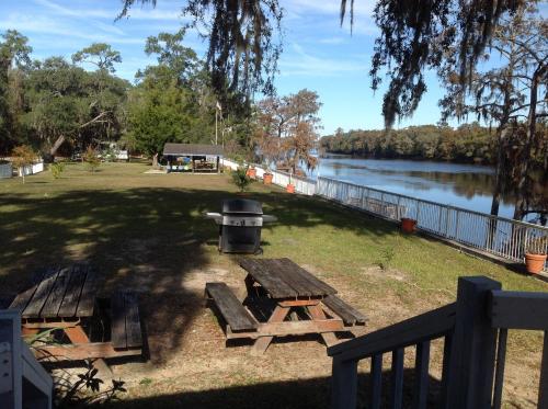 Facilities, The Suwannee Gables Motel & Marina in Old Town